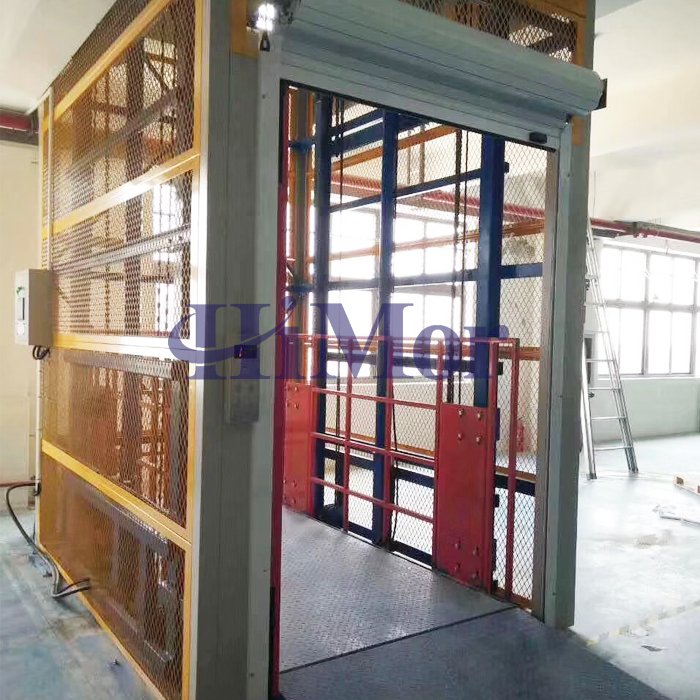 Freight elevator with hydraulic system