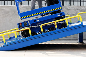 tracked mast lift gradeability 25%